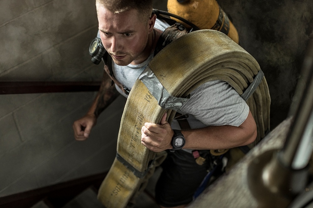 Прочные GPS-часы Garmin INSTINCT Graphite