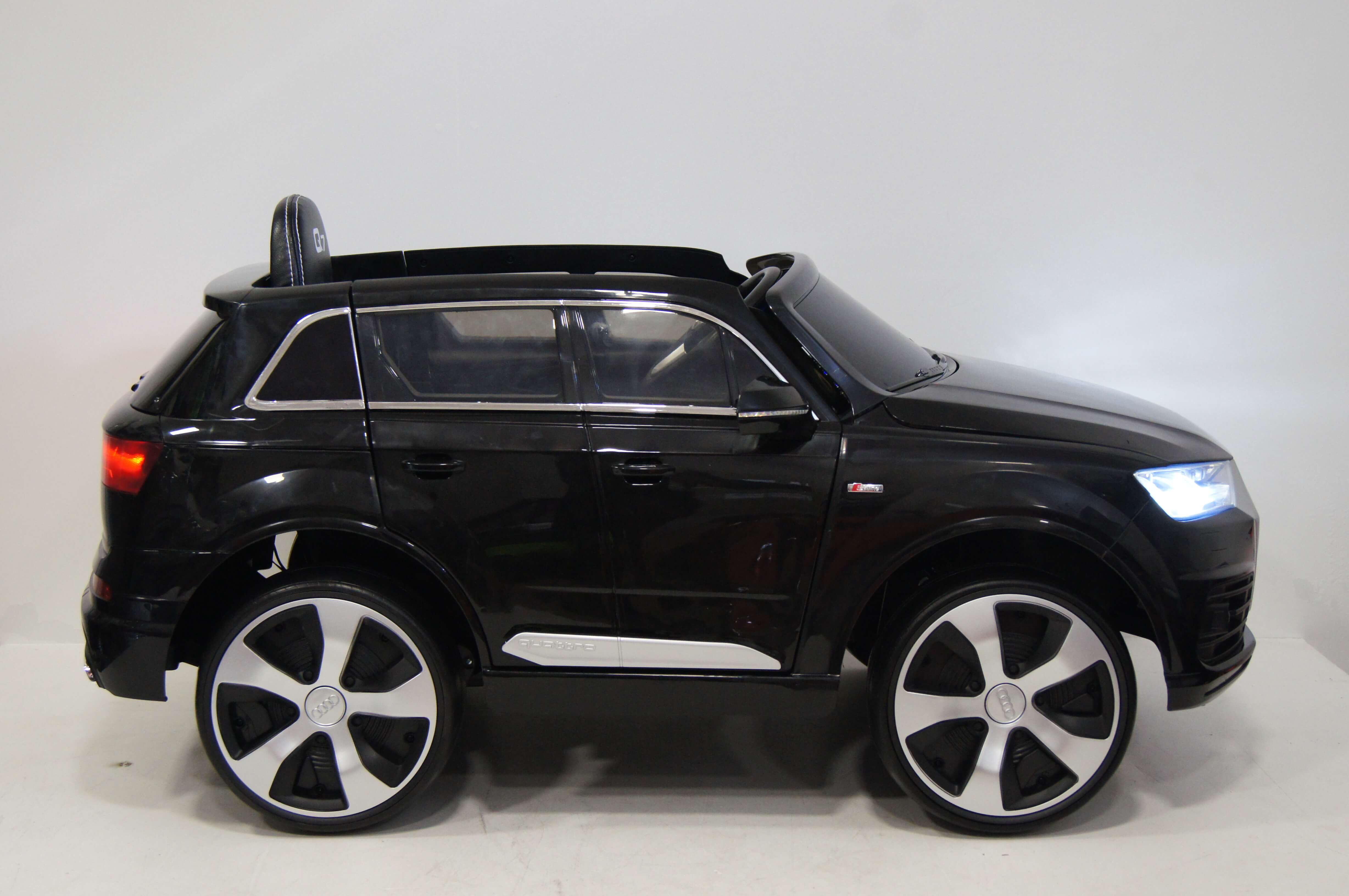 Электромобиль RiverToys AUDI Q7 QUATTRO LUX