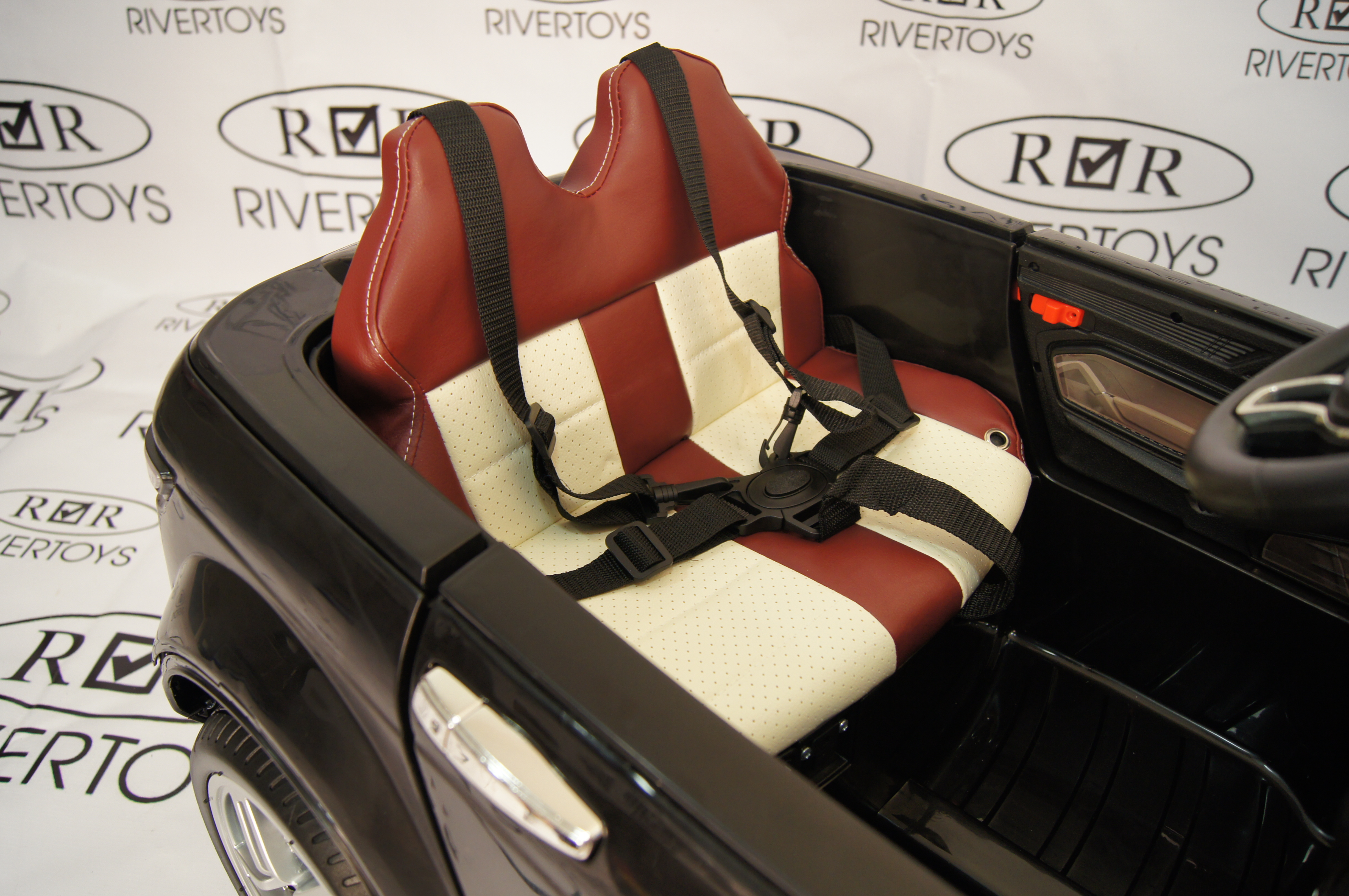 Электромобиль RiverToys Range O007OO VIP черный