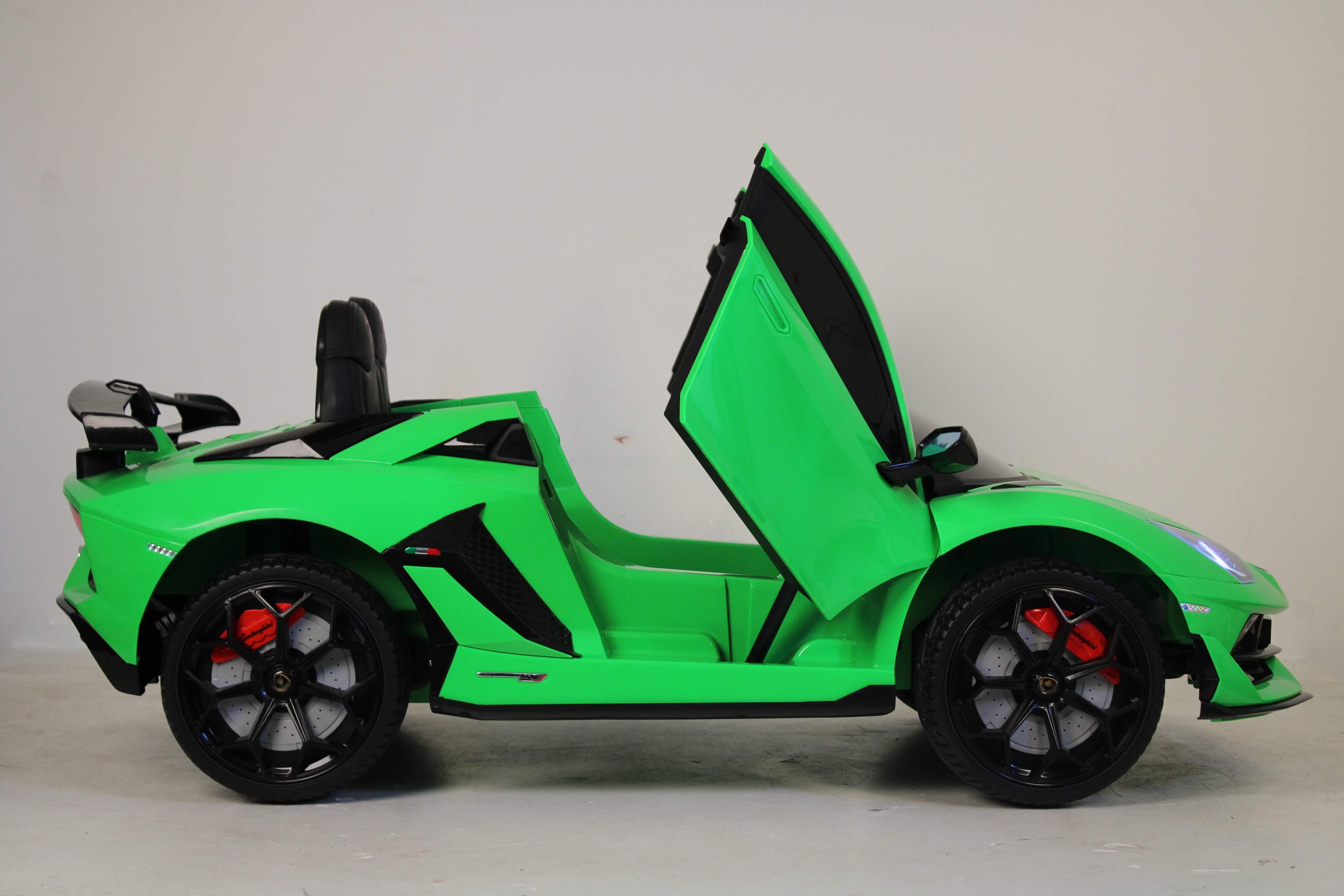 Электромобиль RiverToys LAMBORGHINI AVENDATOR SVJ - HL328